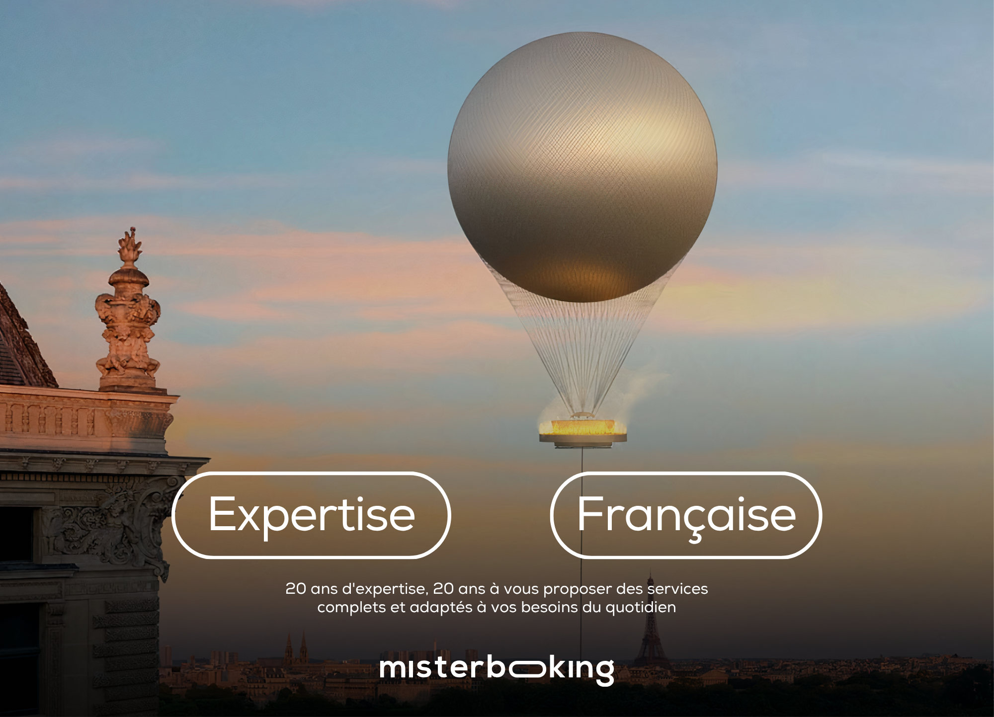 MisterBooking : « Expertise » et « Française » dans deux formes arrondies, sous un ballon doré qui s’élève au crépuscule au-dessus des toits