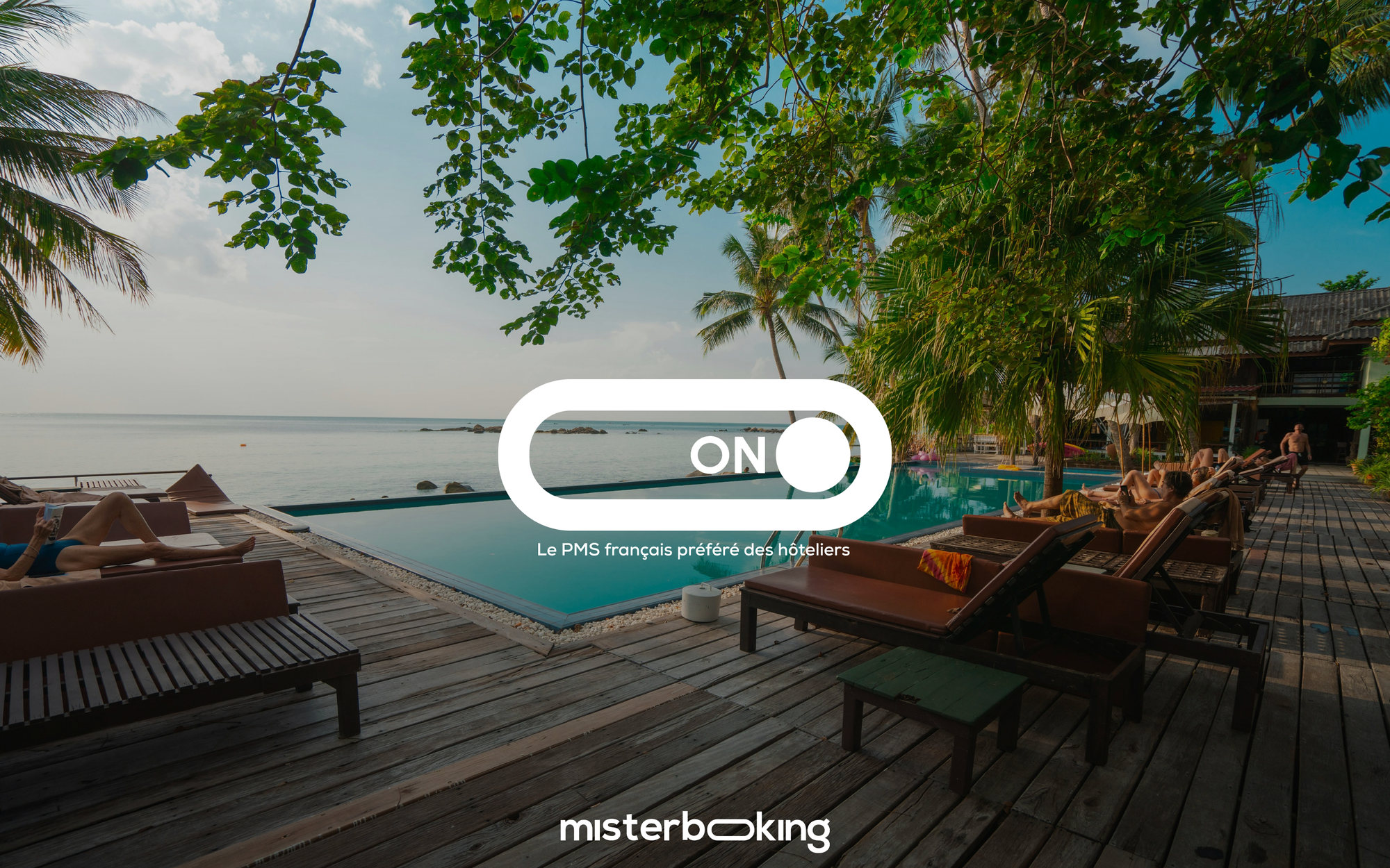 MisterBooking : l’interrupteur « ON », tiré de la forme du logo, au-dessus de la piscine à débordement d’un hôtel en bord de mer