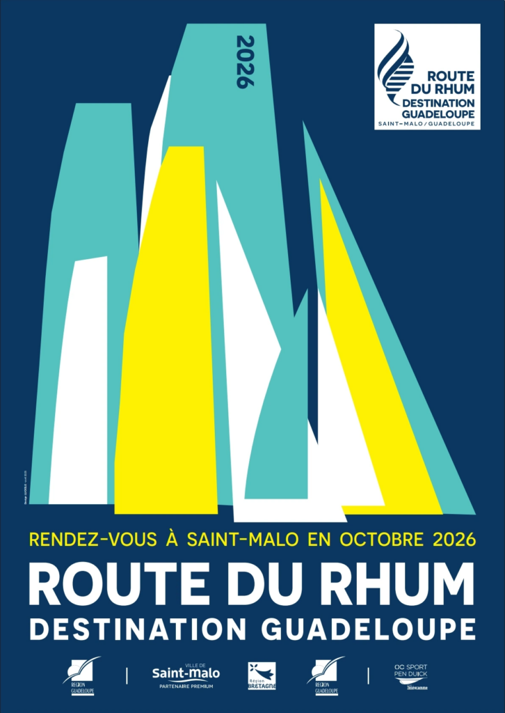 L’affiche de la Route du Rhum 2026 : des voiles géométriques bleu, turquoise, jaune et blanc sur fond bleu nuit