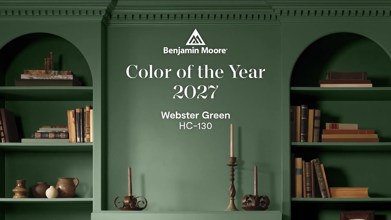 Une bibliothèque à arcades peinte en vert profond, avec le texte Benjamin Moore Color of the Year 2027, Webster Green HC-130