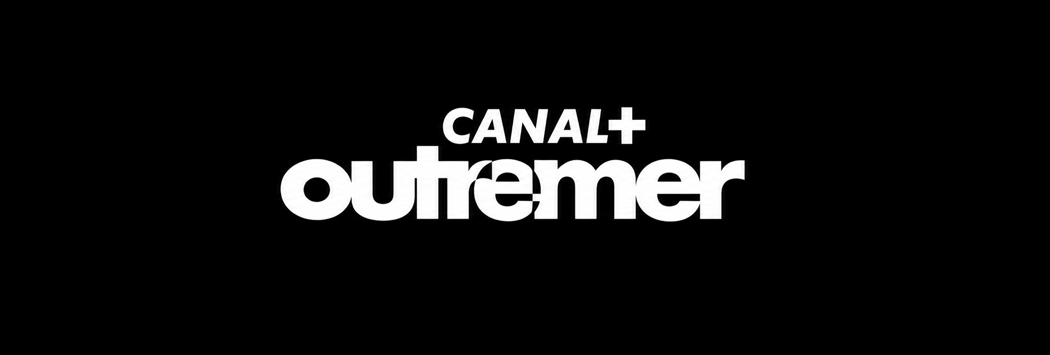 Logo blanc sur fond noir : le mot Canal+ en capitales au-dessus du mot outremer en minuscules grasses