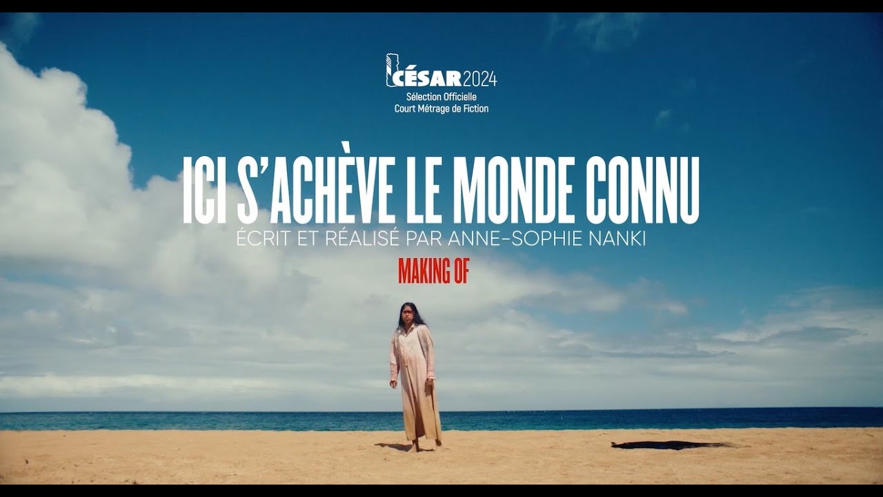 Une jeune femme en longue robe claire, debout seule sur une plage de sable sous un grand ciel bleu, avec le titre Ici s’achève le monde connu