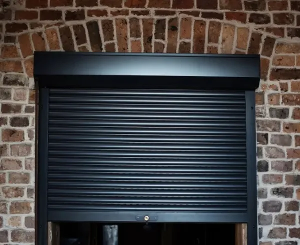 Image d'un volet roulant électrique sur maison en pierres