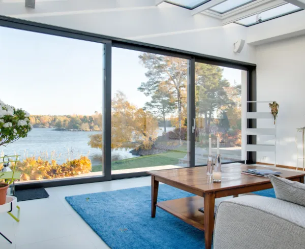 Grande baie vitrée coulissante vue de l'intérieur d'une maison