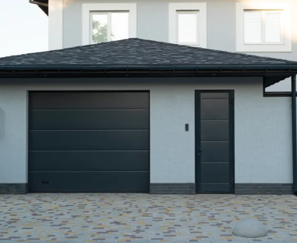 Maison avec porte de garage et porte d'entrée