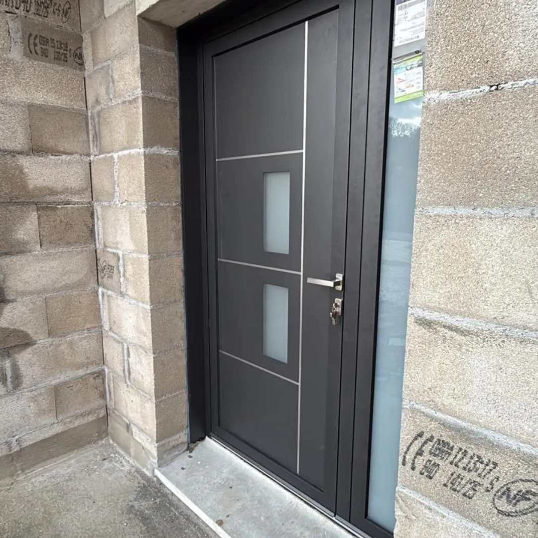 Porte d'entrée sur maison en construction