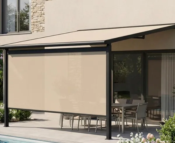Store banne pergola collé à une maison