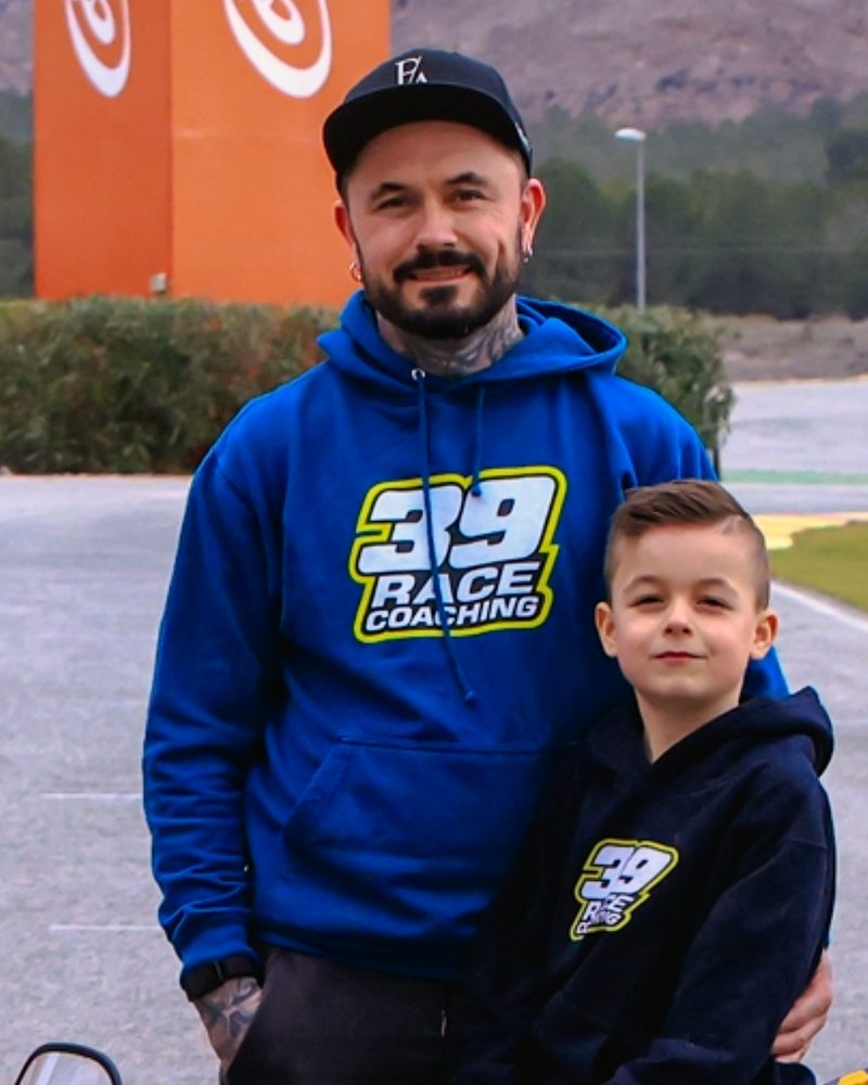 Benni und Valentin an der Rennstrecke in Spanien