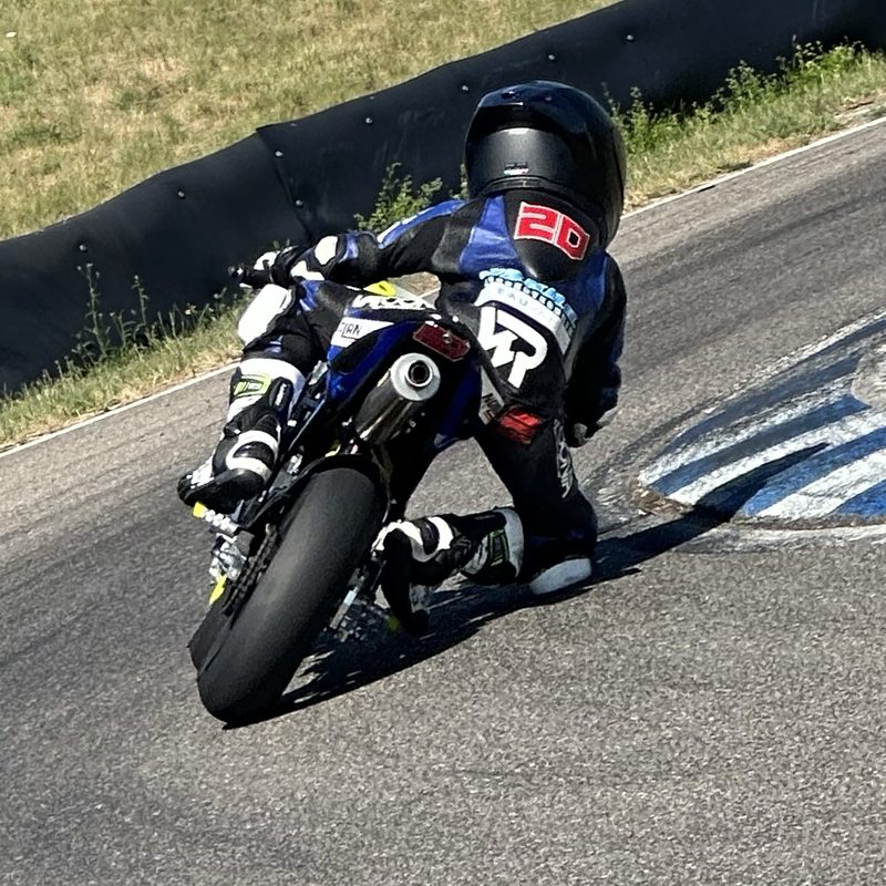 Valentin heute in Schräglage mit dem Knie am Boden