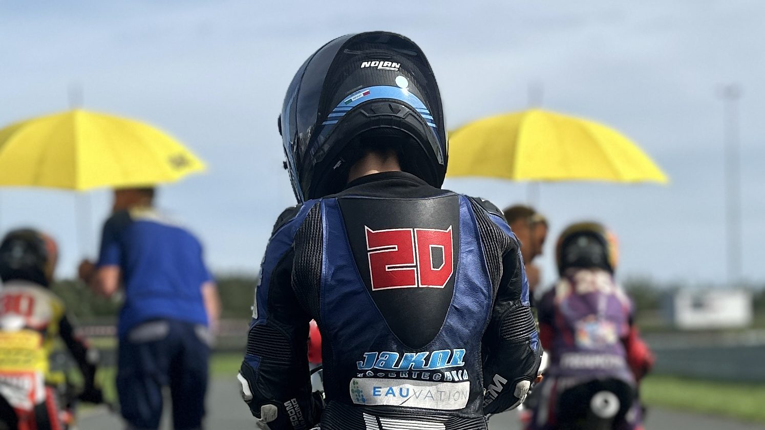 Valentin von hinten in der Startaufstellung, daneben weitere Kinder unter ADAC-Schirmen