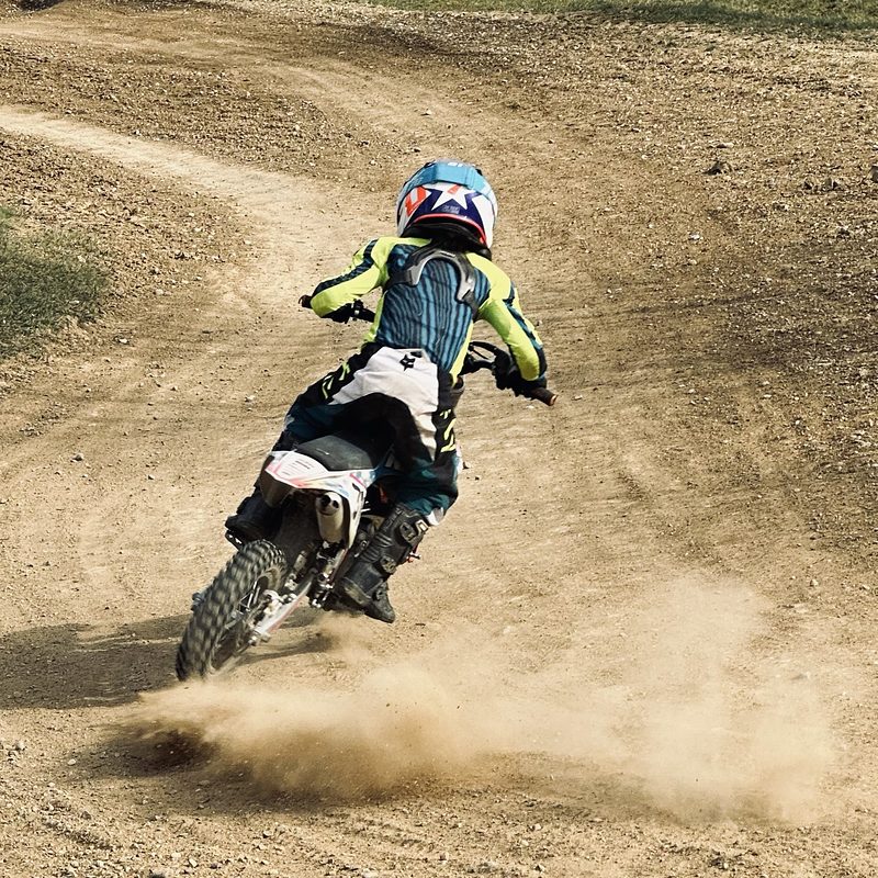 Valentin beim Motocross in einer staubigen Kurve
