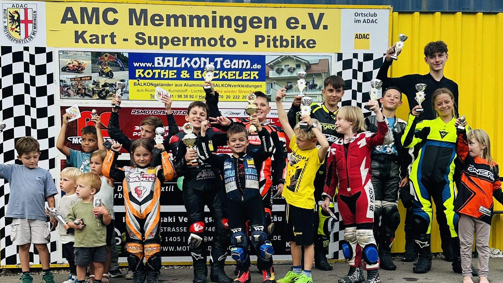 Gruppenfoto vom Kindertraining beim AMC Memmingen: Die Kinder jubeln mit ihren Pokalen