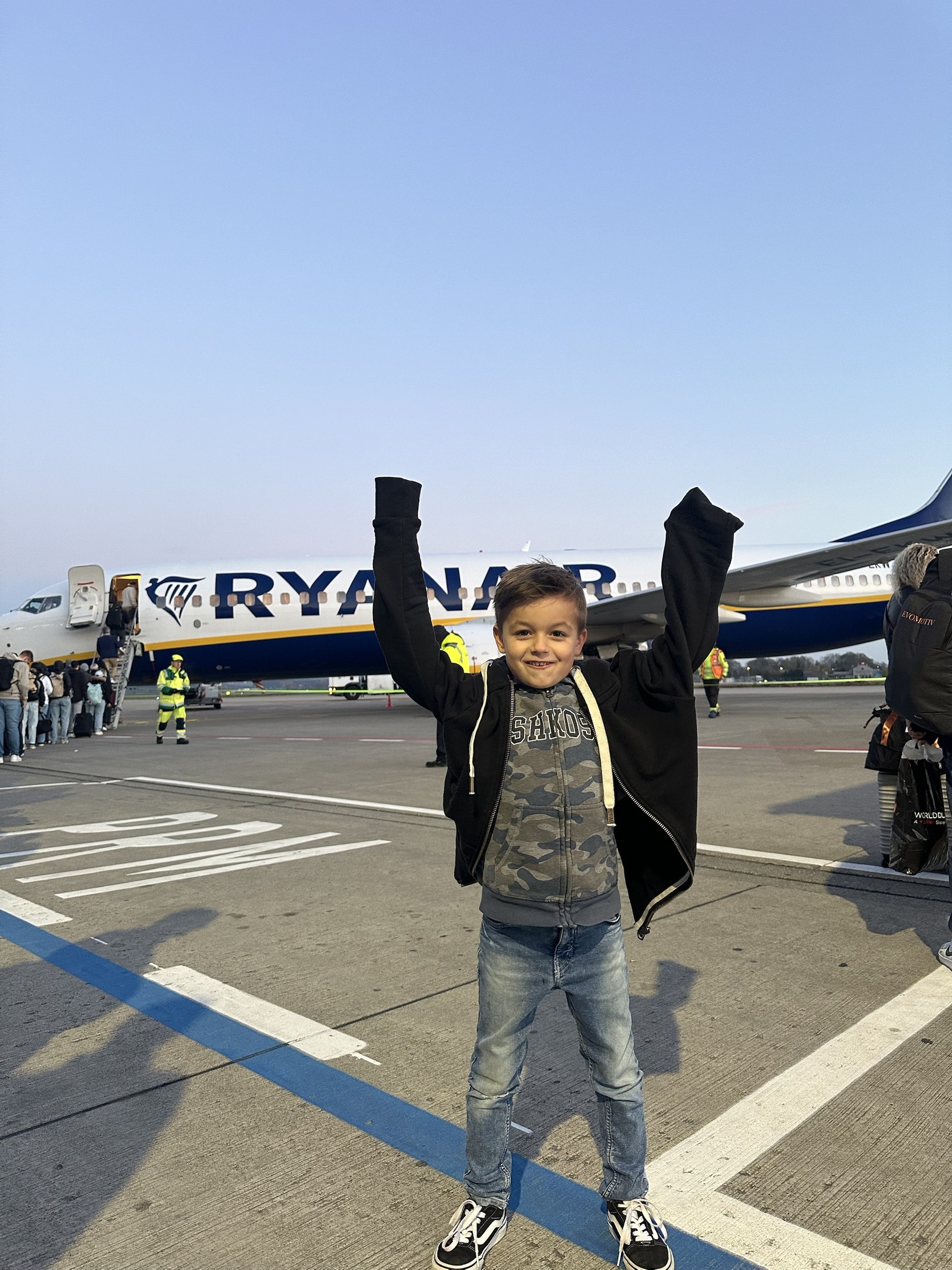 Valentin jubelt vor dem Flugzeug, unterwegs zwischen Memmingen und Alicante