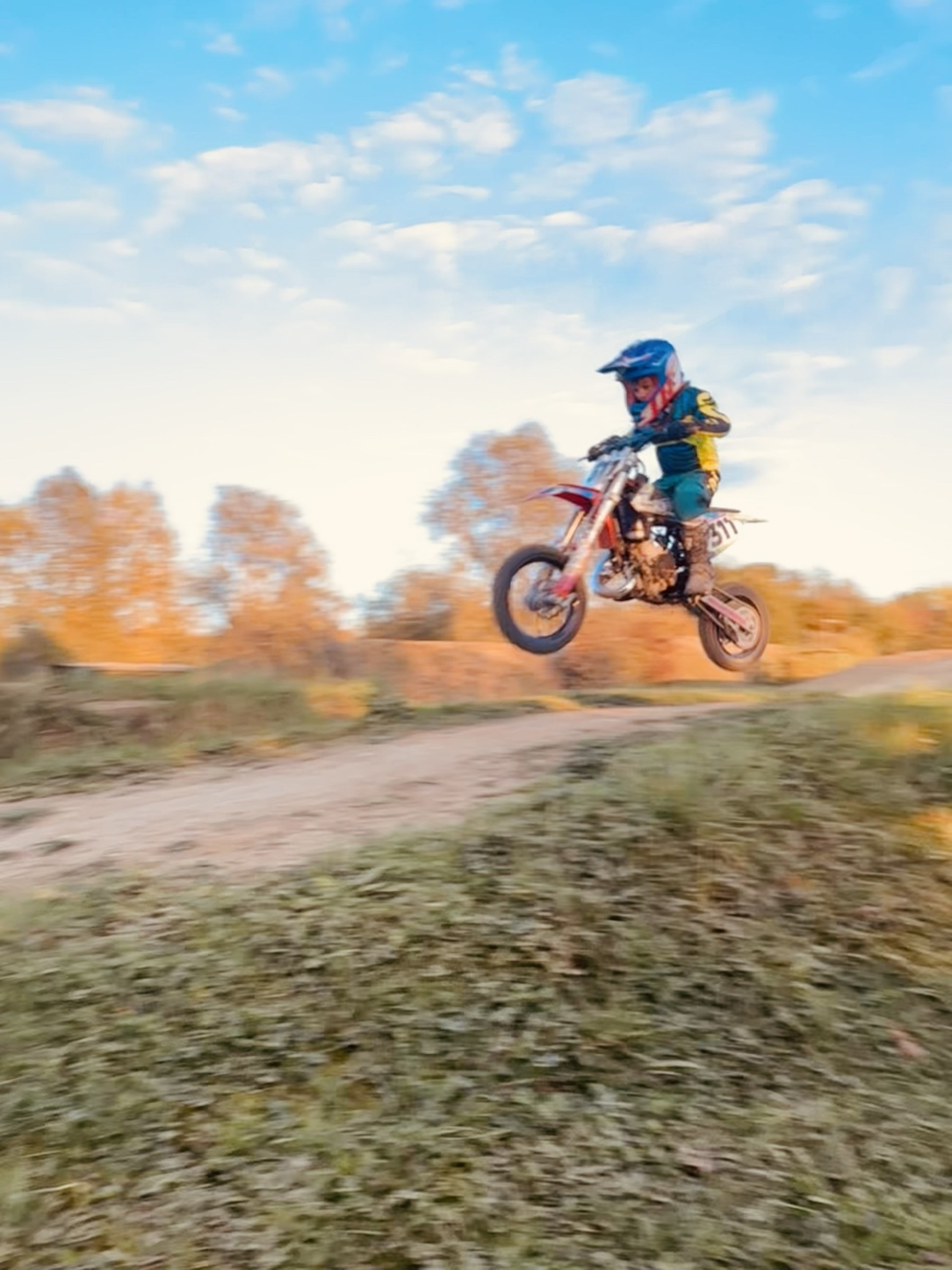 Valentin springt mit dem Motocross-Motorrad