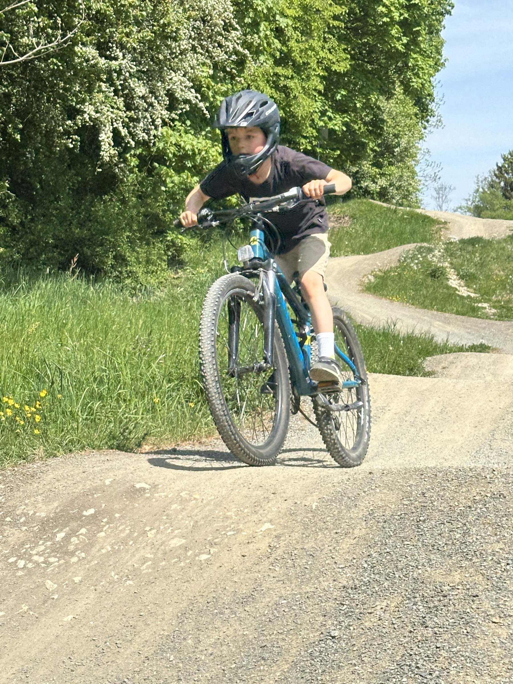 Valentin mit dem Mountainbike auf dem Pumptrack