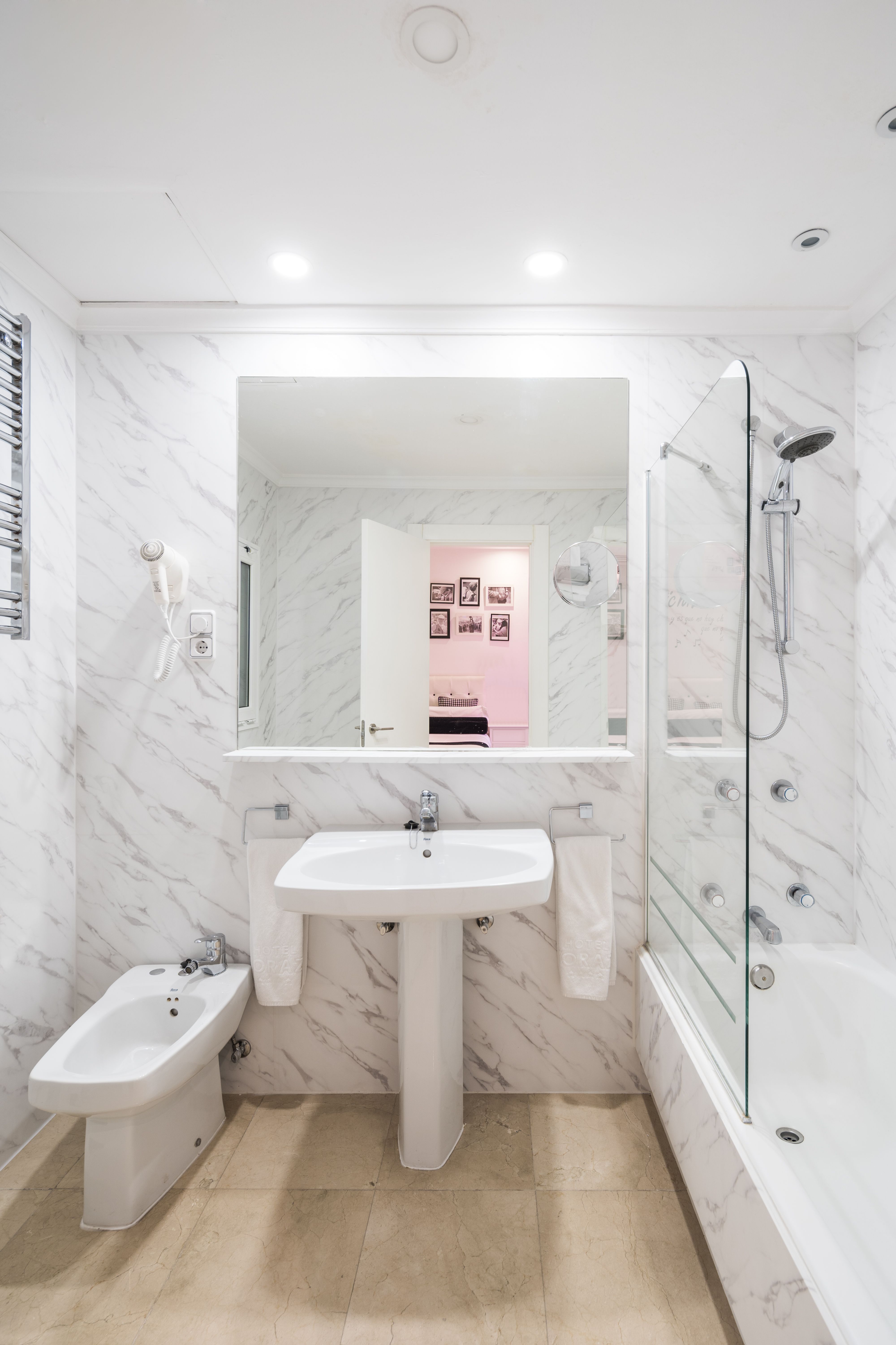 Hotel Mayorazgo Madrid: Badezimmer mit Marmordekor von Cover Styl'