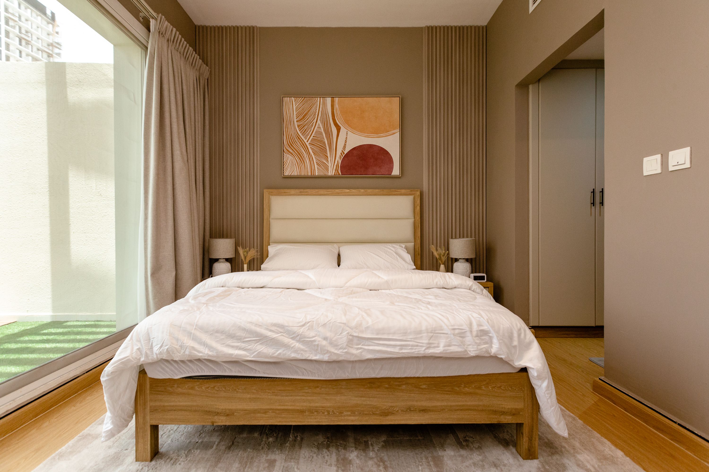 Kensington Manor Dubai: Schlafzimmer mit folierten Oberflächen