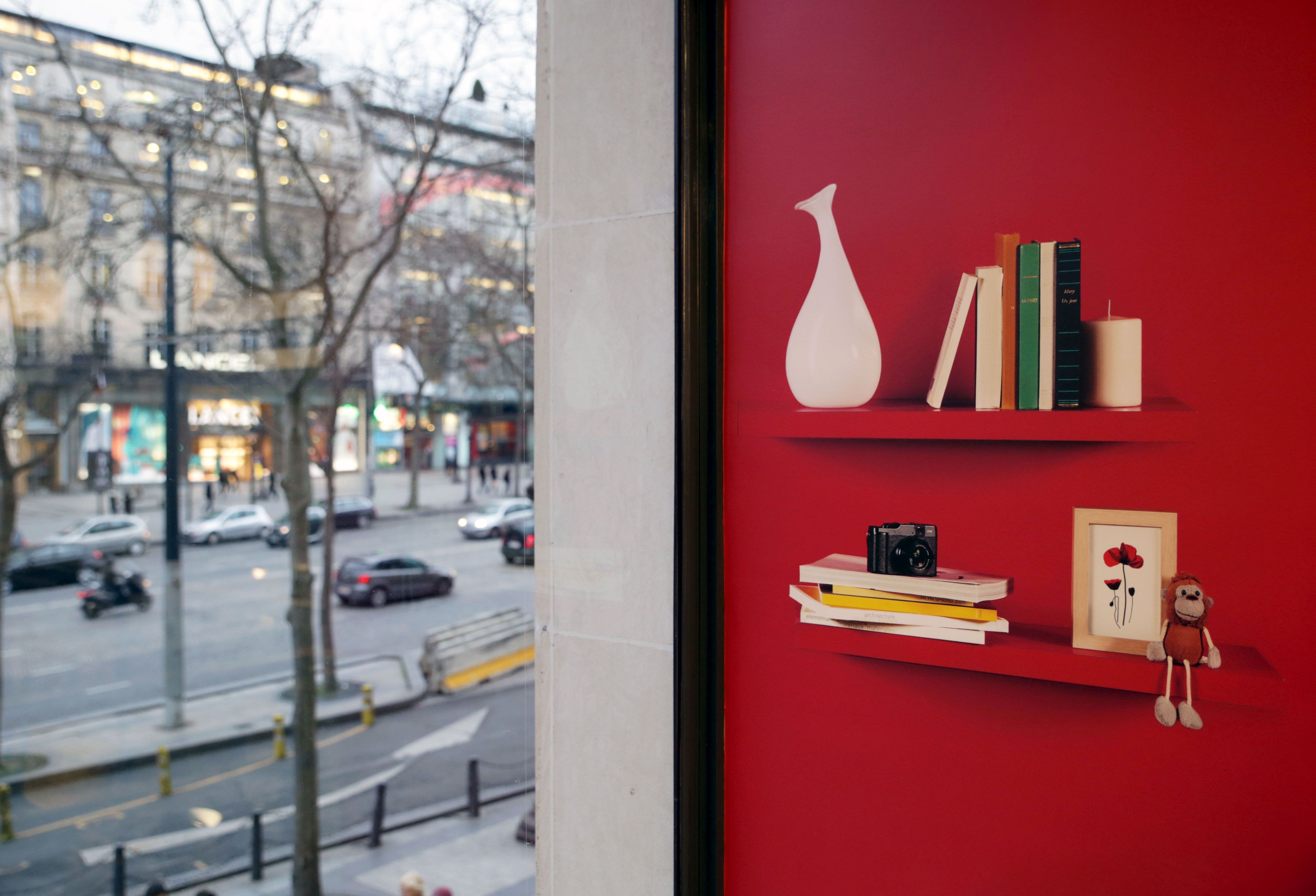 Brioche Dorée Paris: Wand in Rot mit Regalböden, realisiert mit Cover Styl'