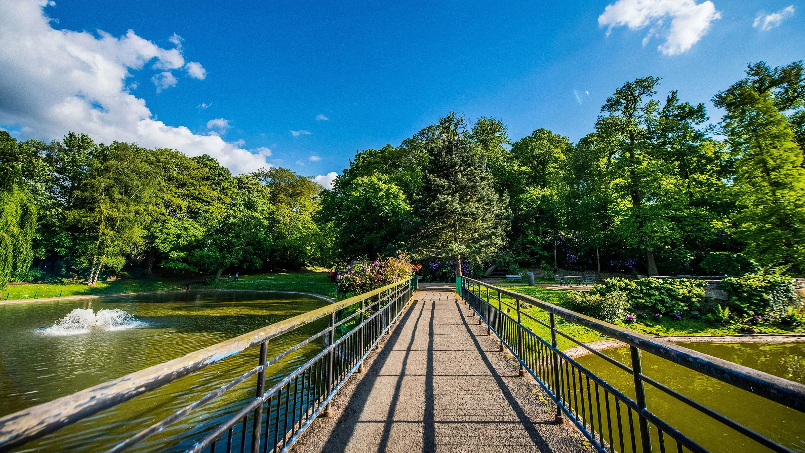 Brug over de vijver met fontein in Park Steytelinck, Wilrijk.
