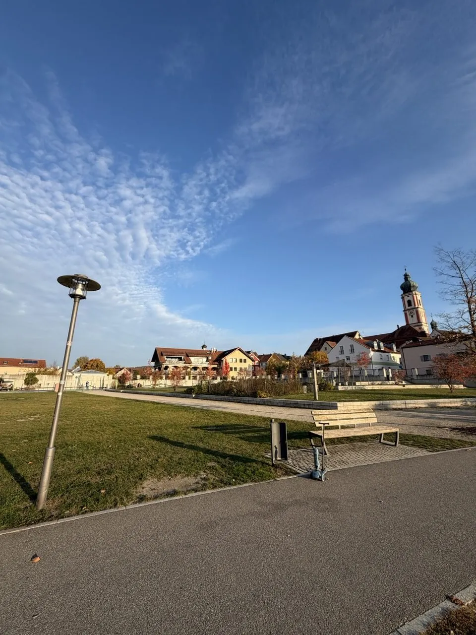 Weiter blauer Himmel über dem Park am Regen und der Rodinger Altstadt