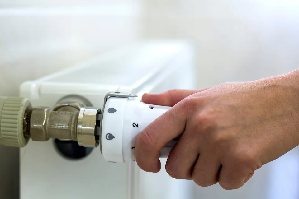 Hand adjusting radiator thermostat