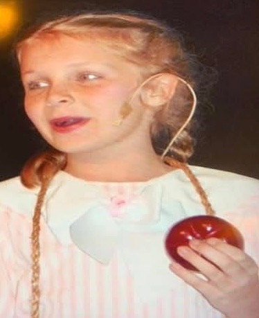 Amanda Beck holding an apple
