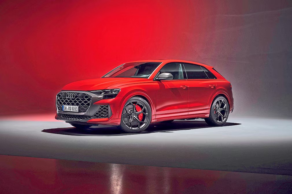 Roter Audi RS Q8 vor rotem Studiohintergrund