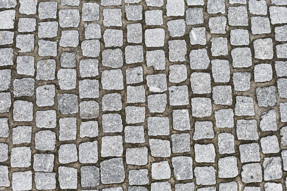 Pflasterreinigung einer verschmutzten Einfahrt mit Hochdruck