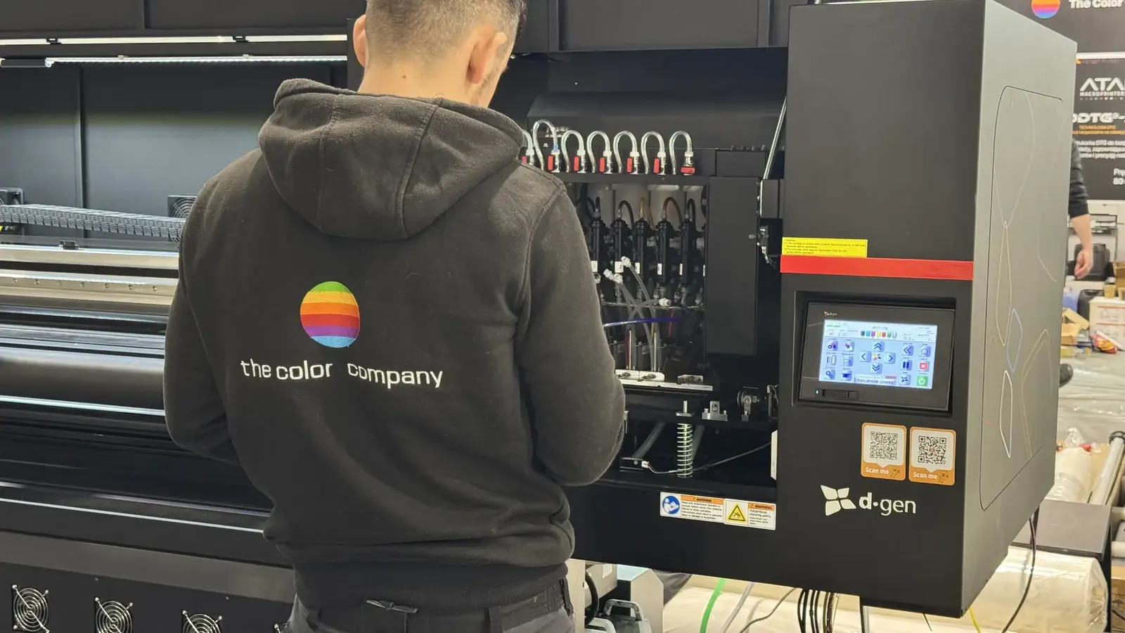 Inżynier The Color Company diagnozuje drukarkę tekstylną