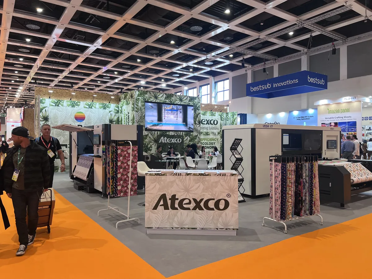 Rozmowy z klientami na stoisku Atexco i The Color Company podczas targów