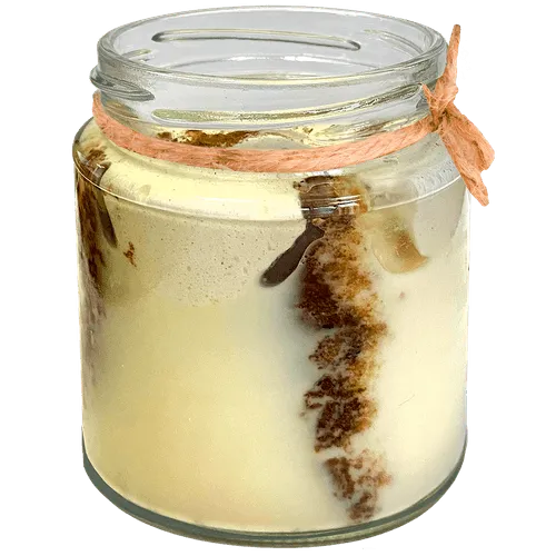 Postre Tres Leches casero con bizcocho esponjoso, leche condensada y nata en tarro de vidrio individual.