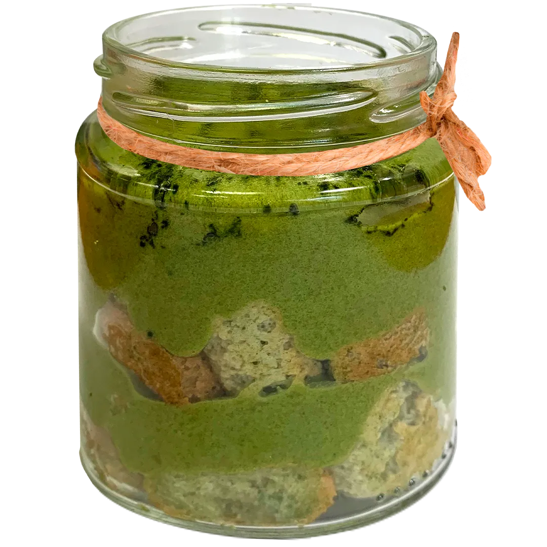 Tiramisú de Té Matcha verde estilo japonés con bizcocho artesanal en tarro de vidrio individual.