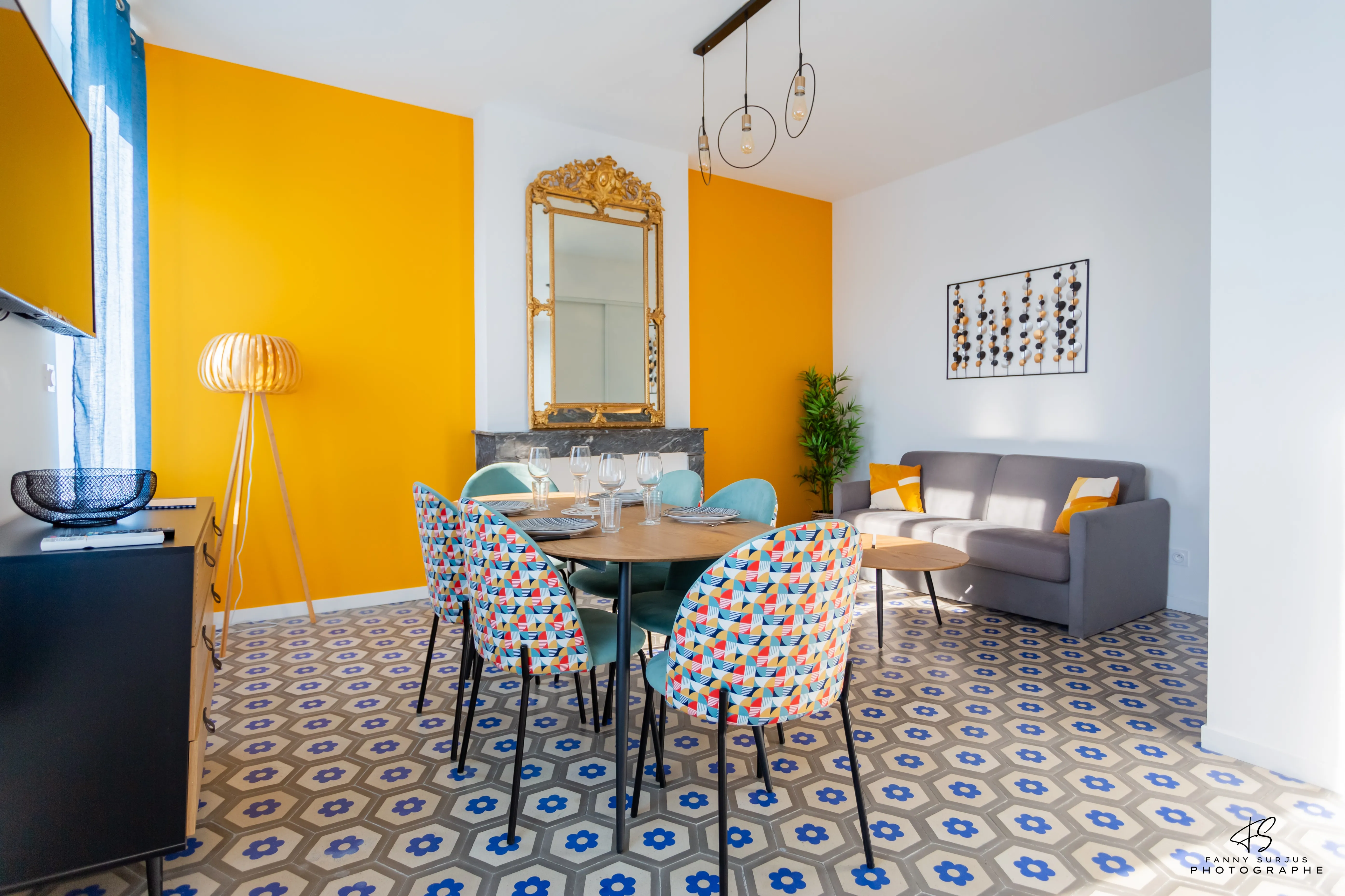 Salle à manger avec mur jaune et carreaux de ciment