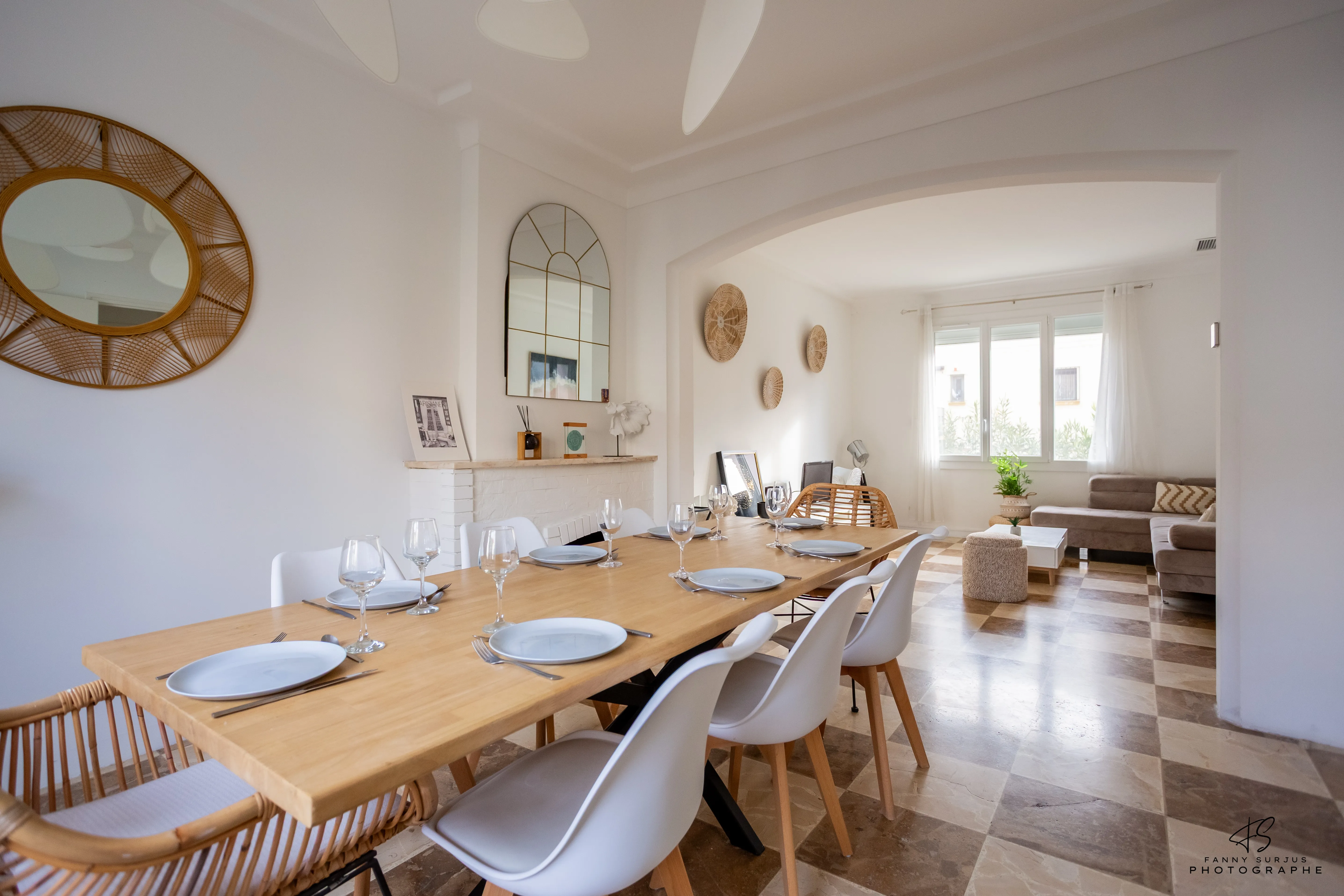 Salle à manger d'une maison avec sol en damier