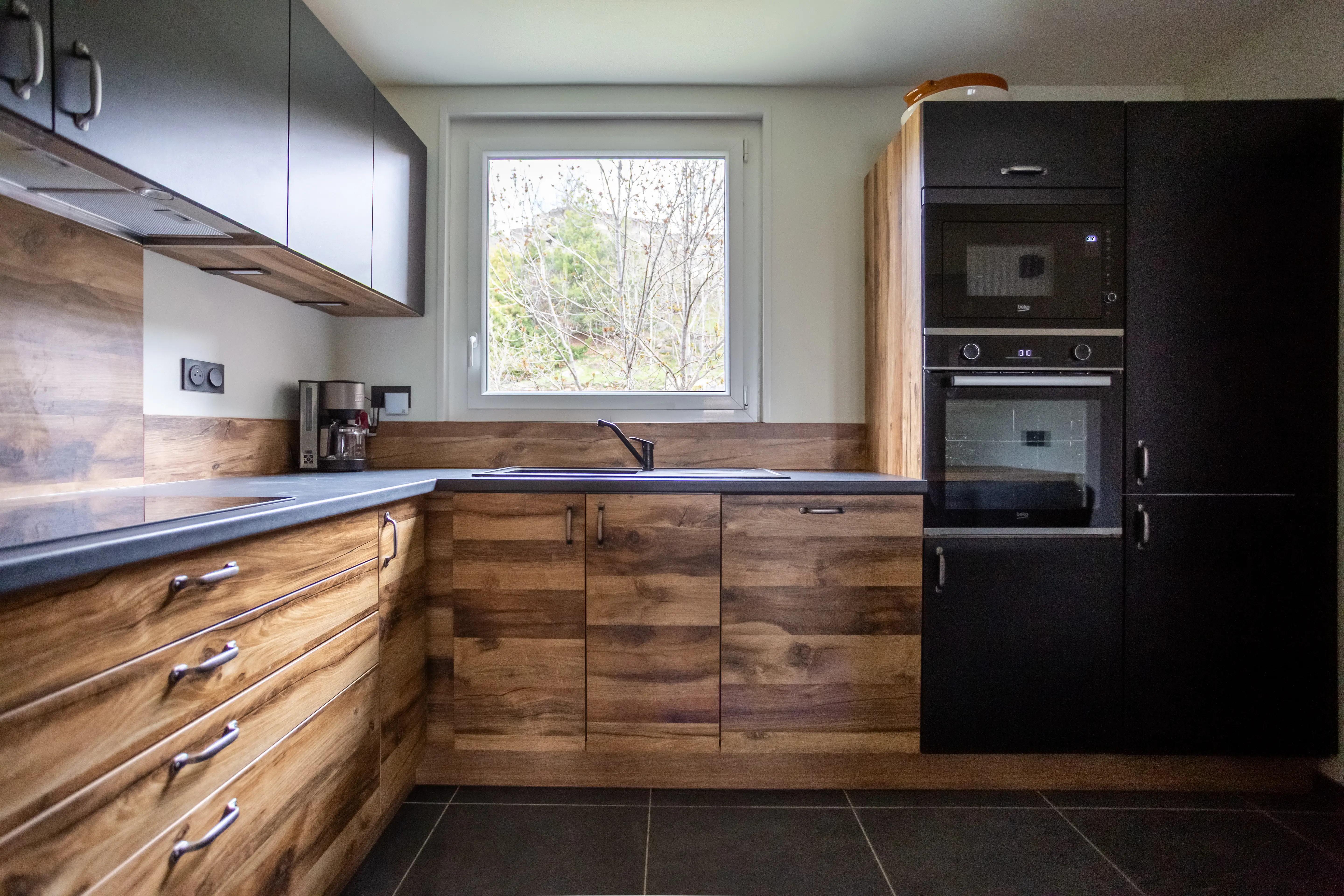 Cuisine équipée aux façades bois et noir
