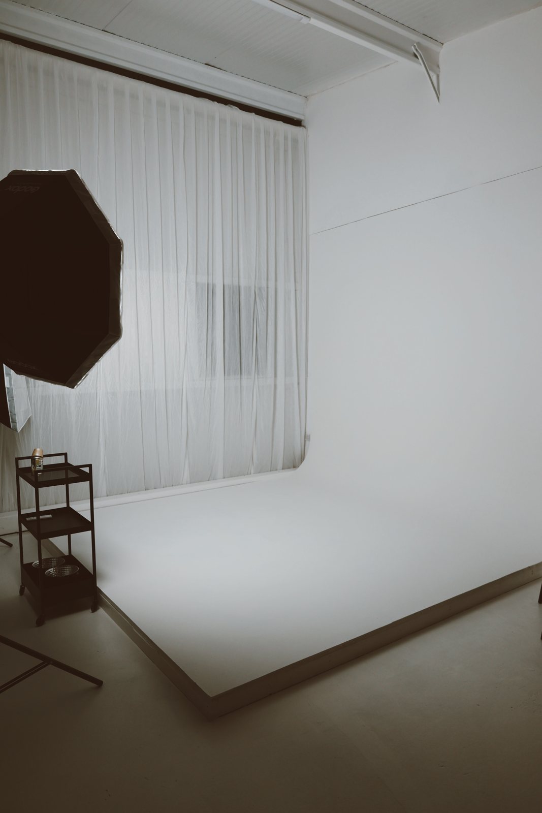 3m white infinity cyclorama with octagon softbox at Sora Studios