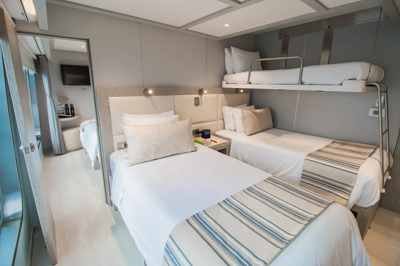 Deluxe stateroom, triple configuration