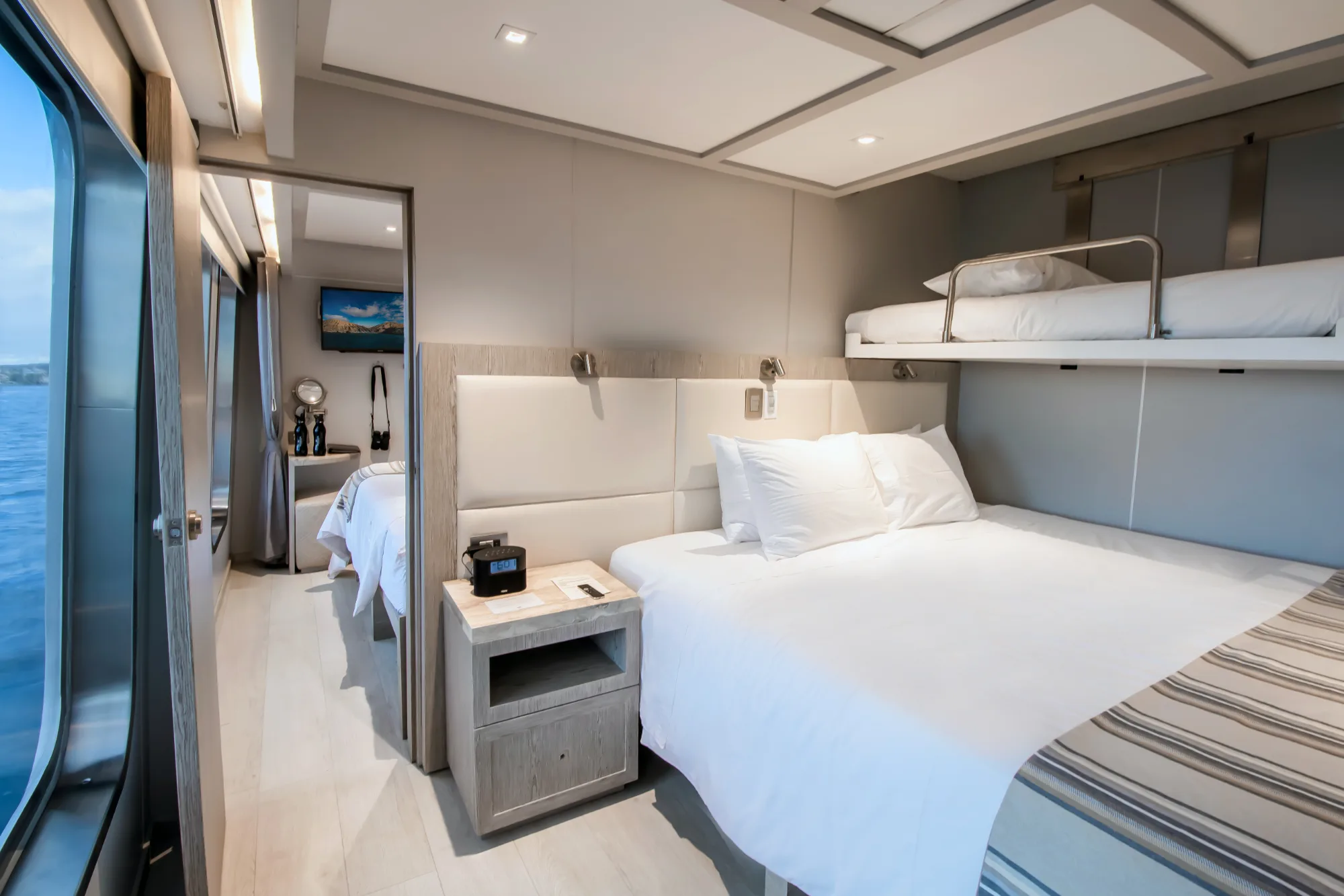 Deluxe stateroom, triple with king bed