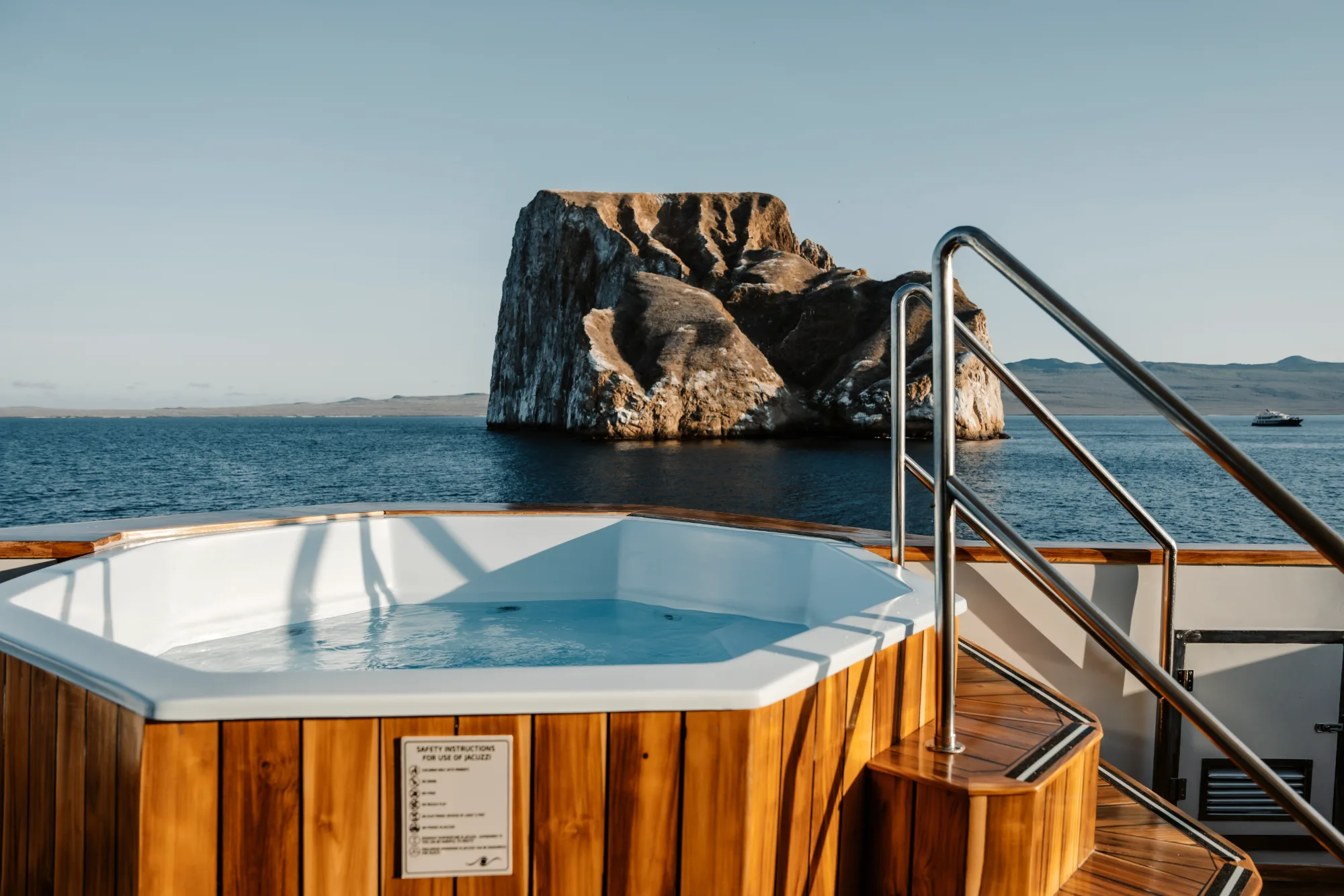 Deck jacuzzi: looking out to Kicker Rock