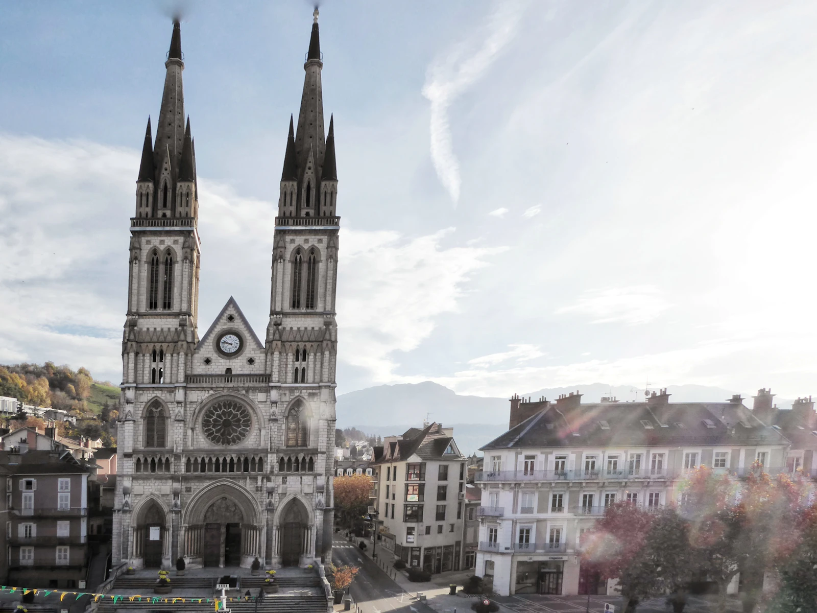 Les deux flèches de l’église Saint-Bruno, dans le centre de Voiron