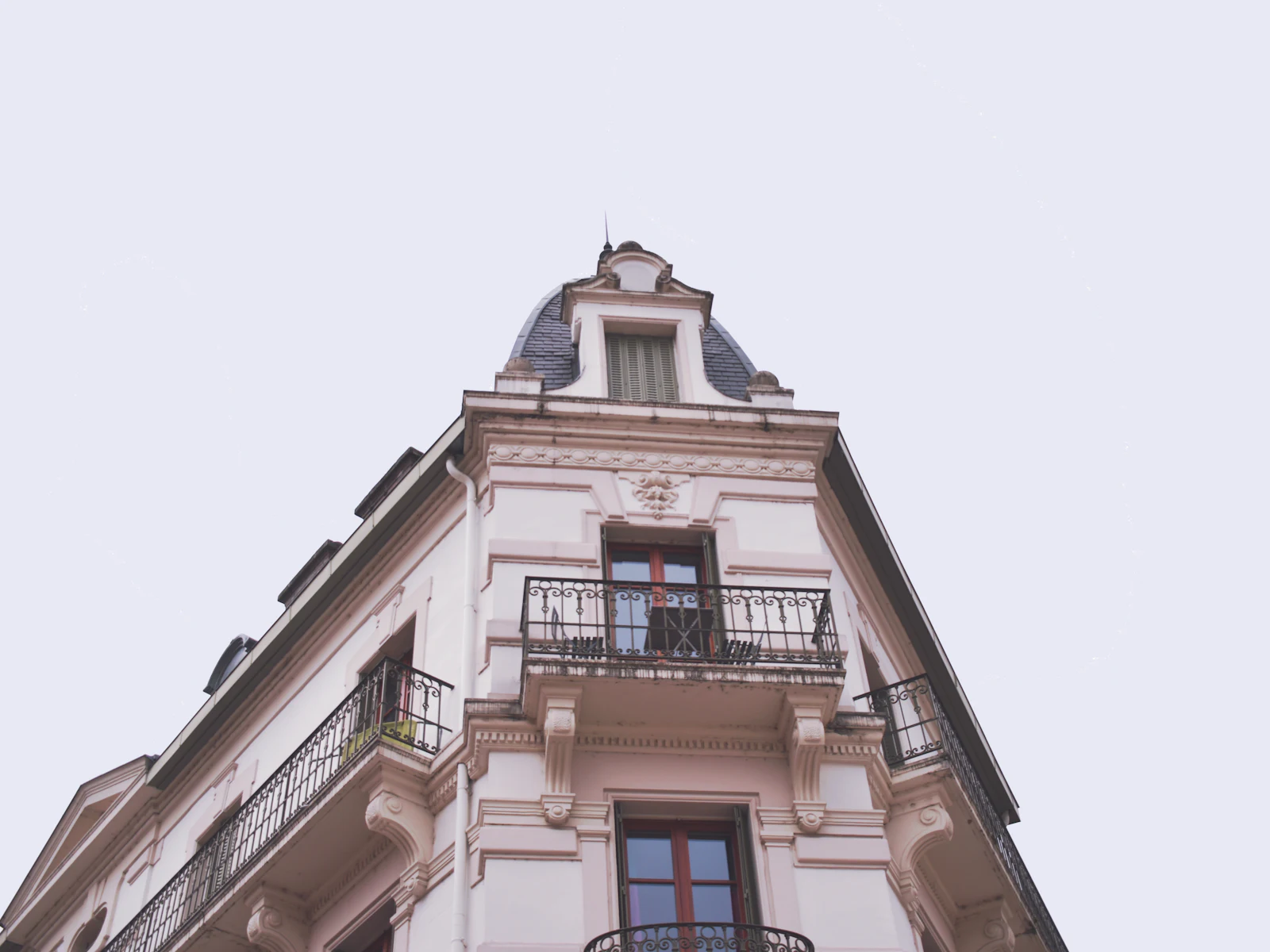 Façade Belle Époque d’un immeuble d’Aix-les-Bains, sous un ciel clair