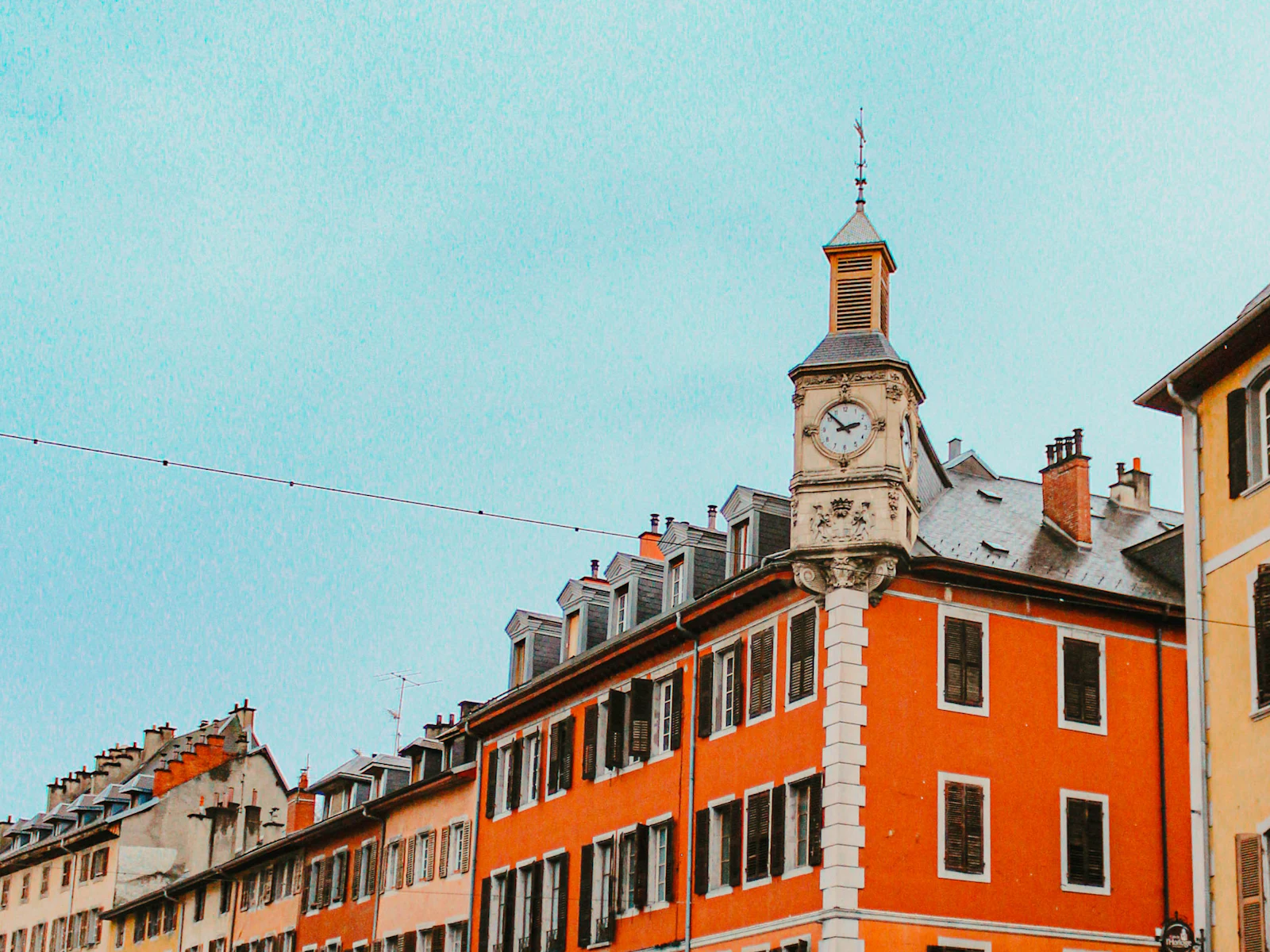 Façades colorées et tour de l’horloge dans le centre de Chambéry