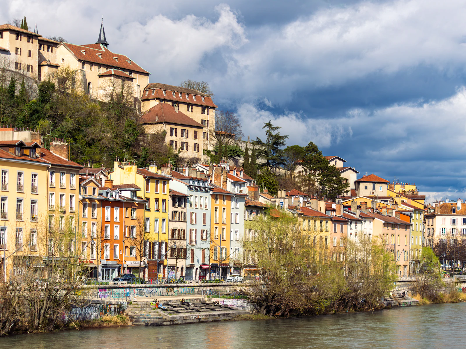 Façades colorées des quais de l’Isère, au pied de la Bastille, à Grenoble