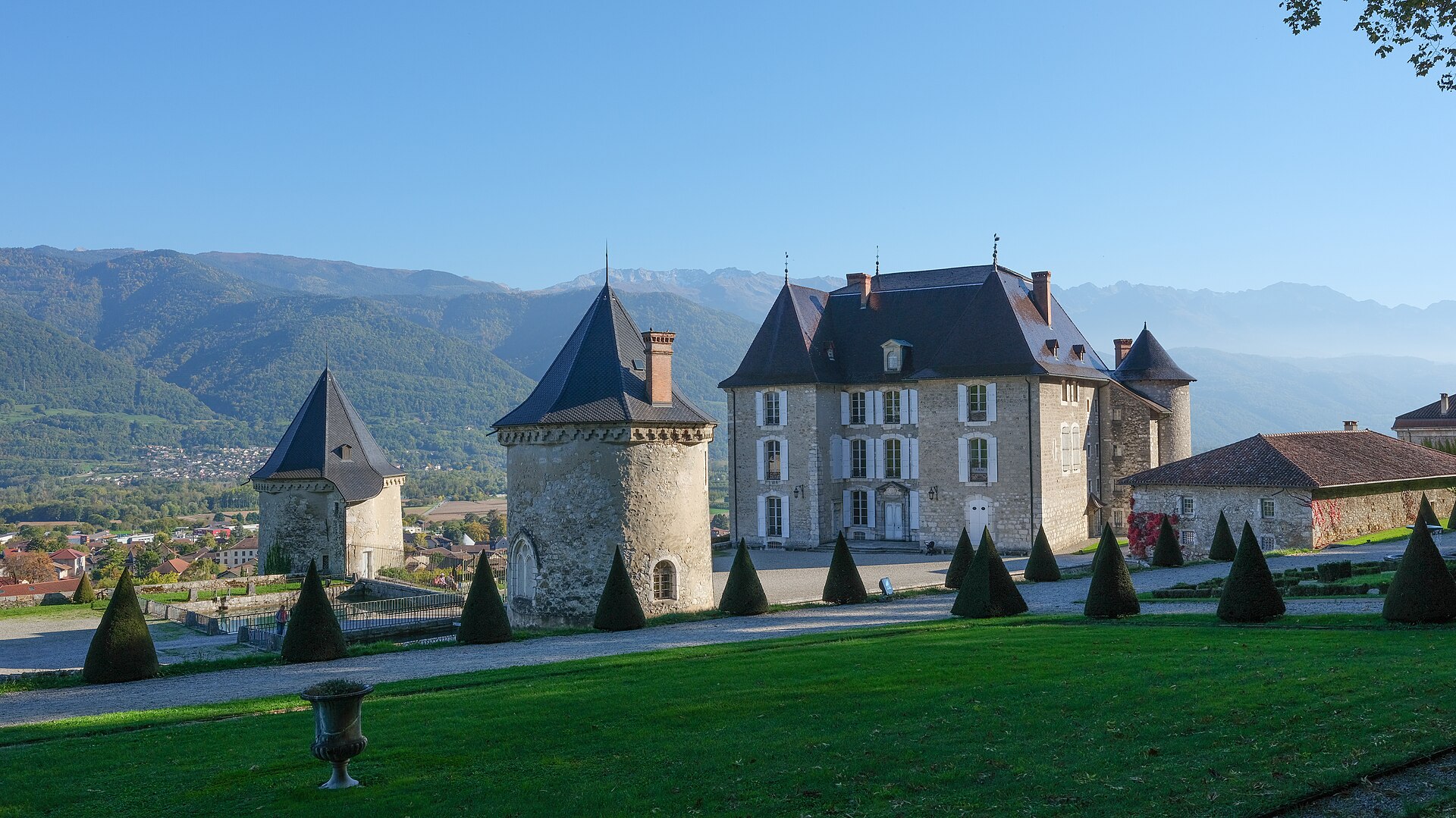 Le château du Touvet et ses jardins à la française, face à la chaîne de Belledonne, dans le Grésivaudan