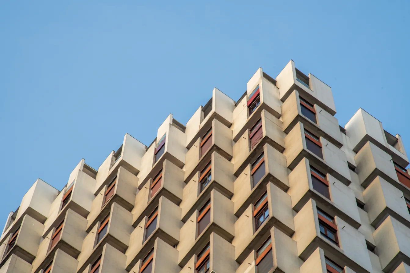 Tour de Grenoble aux balcons en gradins, sous un ciel bleu