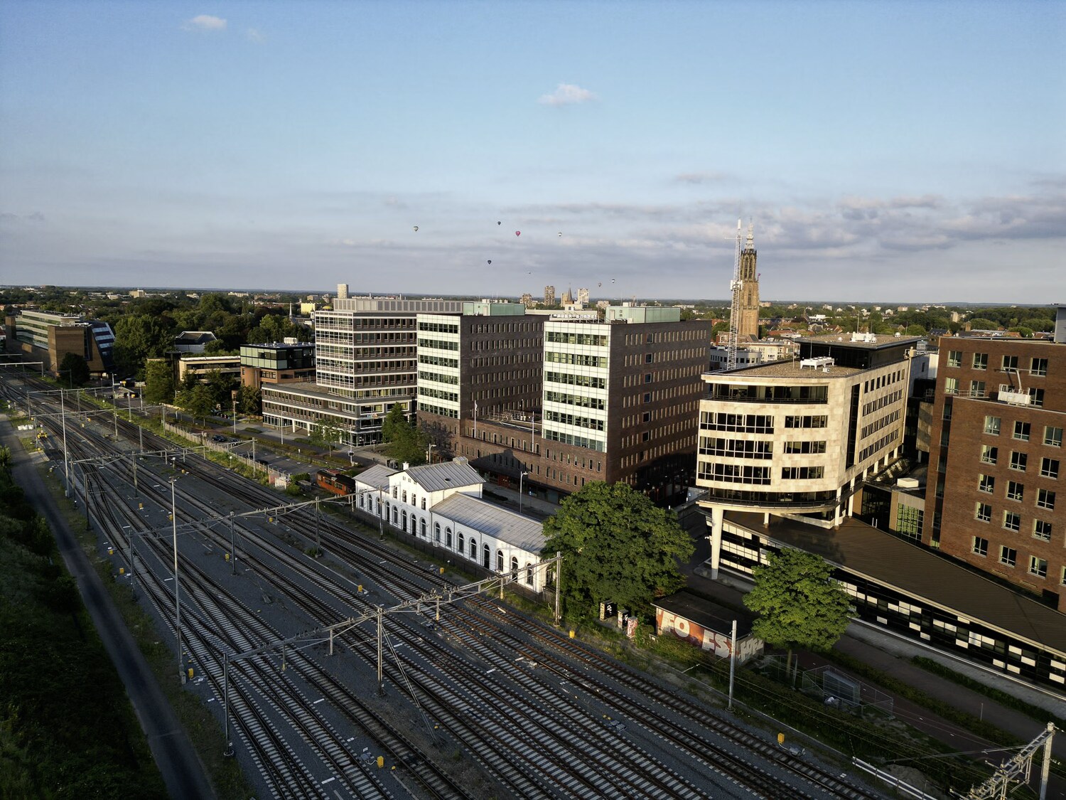 Het kantoor van MIG in Amersfoort, gezien vanaf het spoor