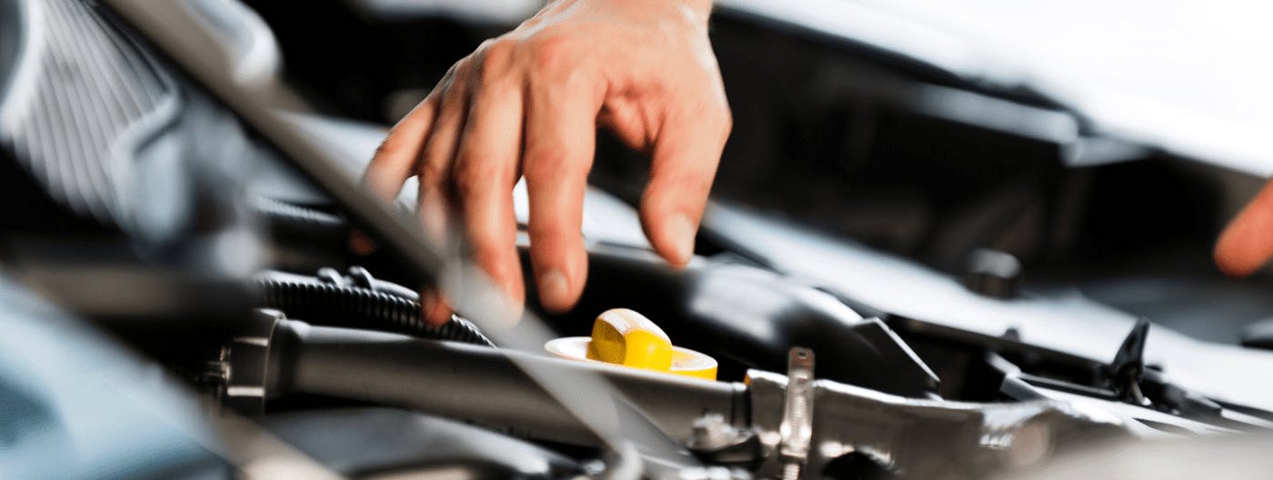 Opening the engine oil reservoir cap