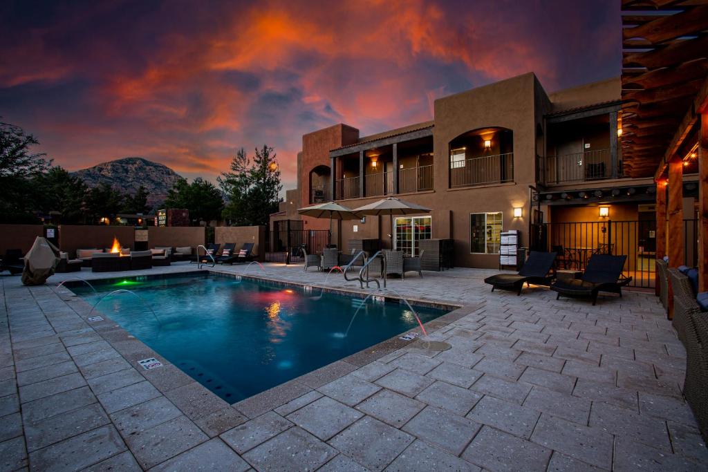 Arroyo Pinion, an Ascend Collection Hotel pool and Capitol Butte at sunset