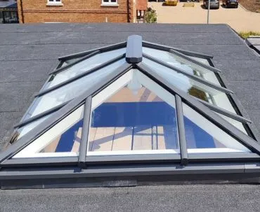 Rectangular external roof lantern with side frames