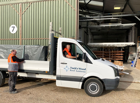 Loading and delivery of a roof lantern